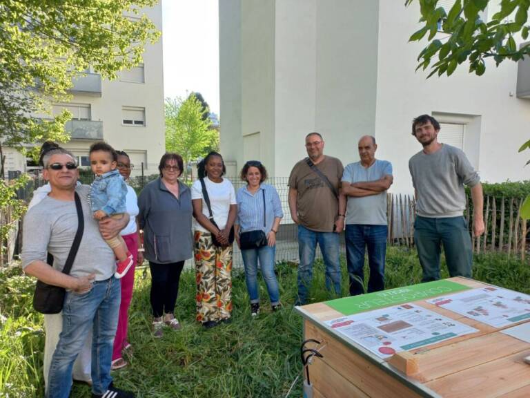 Lire la suite à propos de l’article Installation des Composteurs aux Violettes : L&rsquo;Amandier S&rsquo;Engage pour une Gestion Durable des Déchets